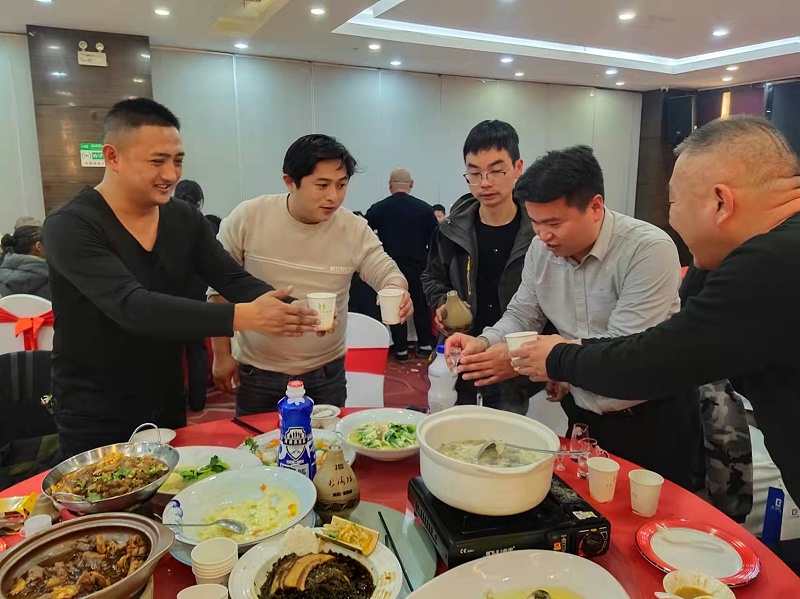 與會(huì)來(lái)賓，觥籌交錯(cuò)，一觴一詠