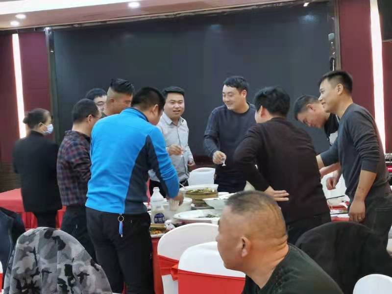 與會(huì)來(lái)賓，觥籌交錯(cuò)，一觴一詠