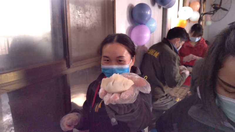 筷子取餡面中填，巧手捏出玲瓏褶